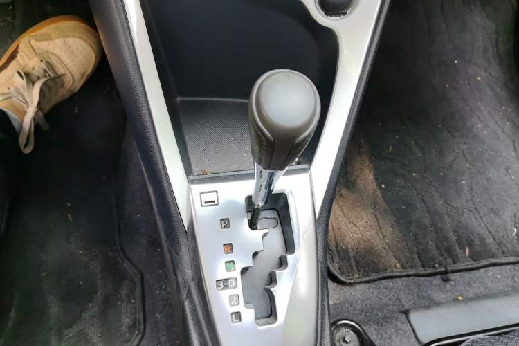 Used Toyota YARiS L Zhi Xuan 2015 1.5G Automatic Xuan Dong Sunroof Special Edition Gear Lever