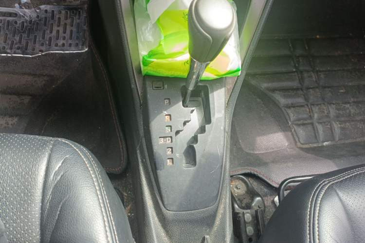 Used Toyota YARiS L Zhi Xuan 2015 1.5E Automatic Charm Edition Gear Lever