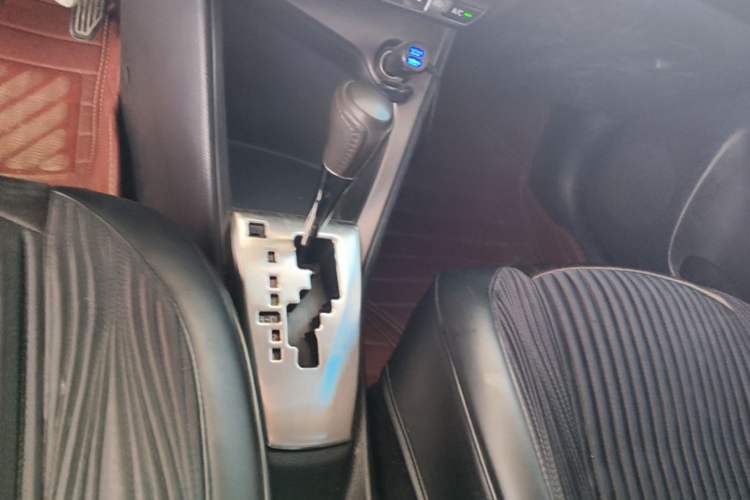 Used Toyota YARiS L Zhi Xuan 2015 1.5E Automatic Charm Edition Gear Lever