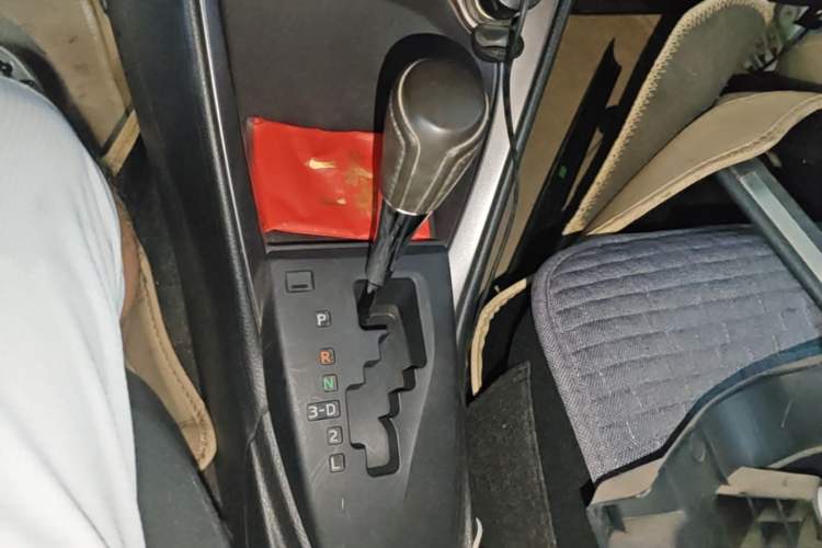 Used Toyota YARiS L Zhi Xuan 2015 1.5E Automatic Charm Edition Gear Lever