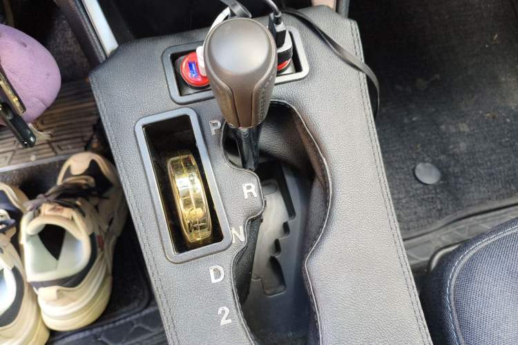 Used Toyota YARiS L Zhi Xuan 2015 1.5E Automatic Charm Edition Gear Lever