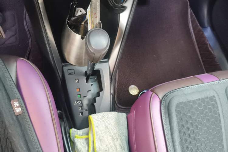 Used Toyota YARiS L Zhi Xuan 2015 1.5E Automatic Charm Edition Gear Lever