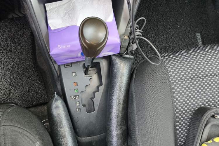 Used Toyota YARiS L Zhi Xuan 2015 1.5E Automatic Charm Edition Gear Lever