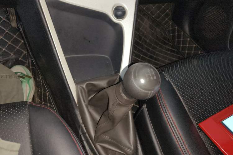 Used Toyota YARiS L Zhi Xuan 2015 1.5G Manual Xuan Dong Sunroof Special Edition Gear Lever
