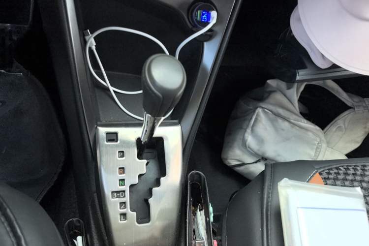 Used Toyota YARiS L Zhi Xuan 2015 1.5E Automatic Charm Edition Gear Lever