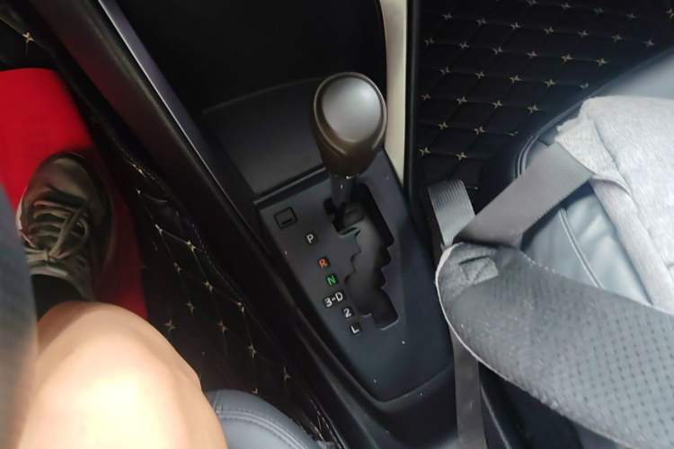 Used Toyota YARiS L Zhi Xuan 2015 1.5E Automatic Charm Edition Gear Lever