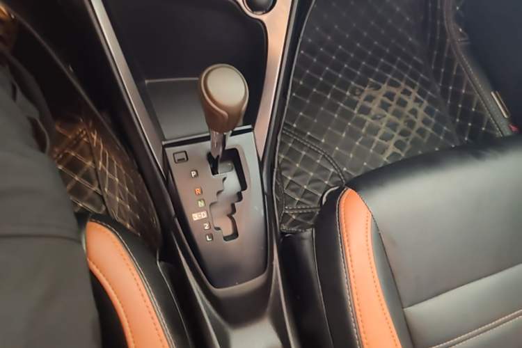 Used Toyota YARiS L Zhi Xuan 2015 1.5E Automatic Charm Edition Gear Lever