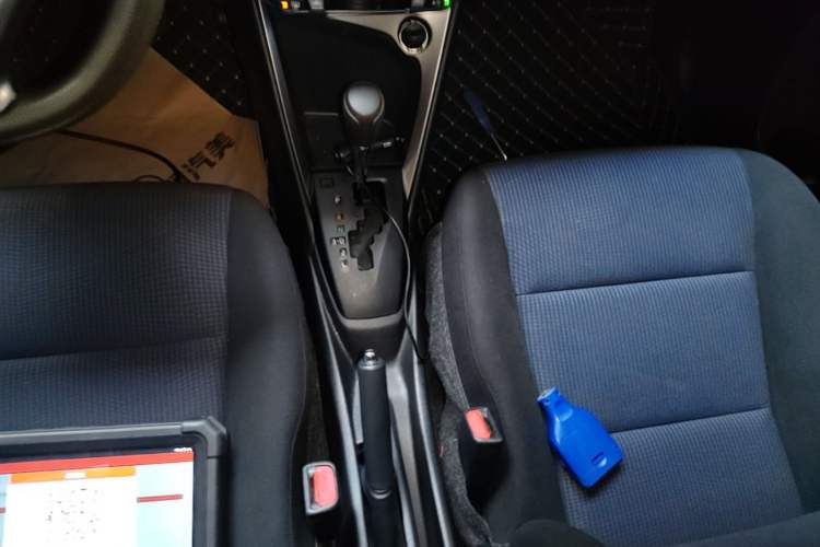 Used Toyota YARiS L Zhi Xuan 2015 1.5E Automatic Charm Edition Gear Lever