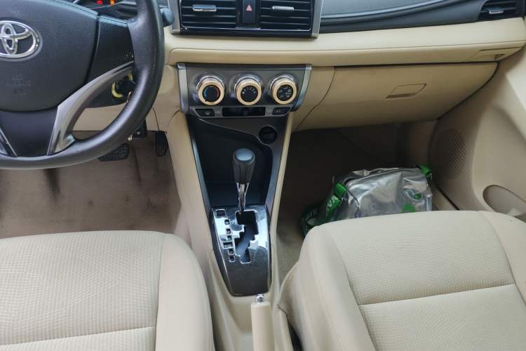 Used Toyota YARiS L Zhi Xuan 2015 1.5E Automatic Charm Edition Gear Lever
