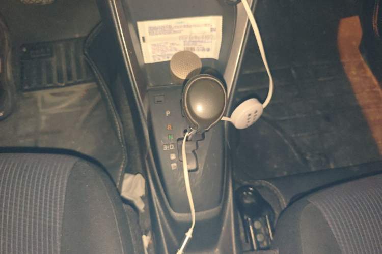 Used Toyota YARiS L Zhi Xuan 2015 1.5E Automatic Charm Edition Gear Lever