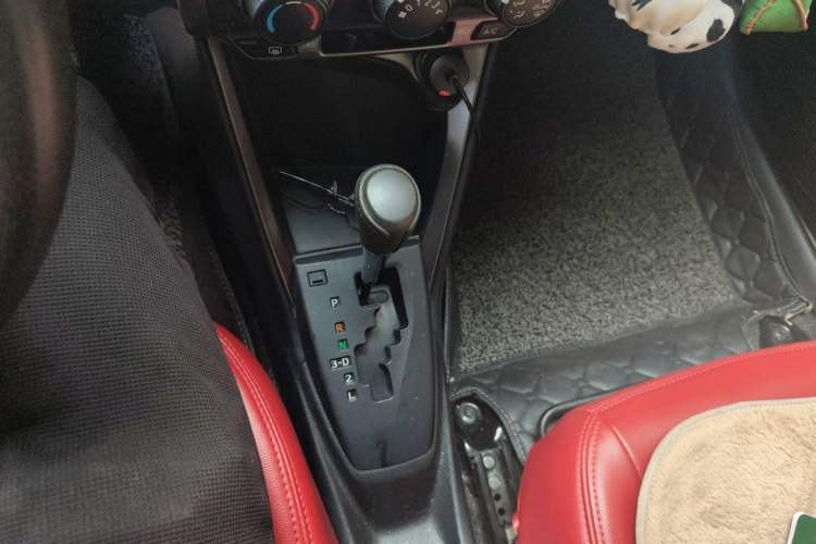 Used Toyota YARiS L Zhi Xuan 2015 1.5E Automatic Charm Edition Gear Lever