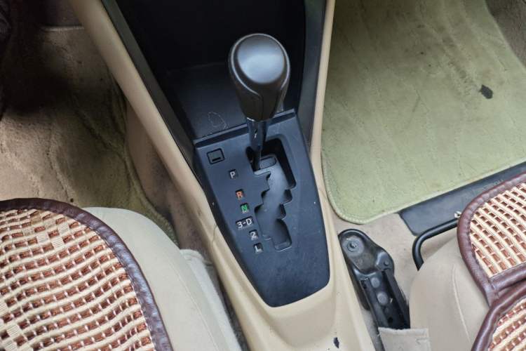 Used Toyota YARiS L Zhi Xuan 2015 1.5E Automatic Charm Edition Gear Lever