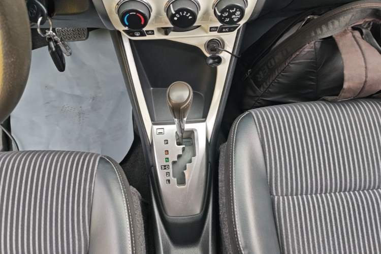 Used Toyota YARiS L Zhi Xuan 2015 1.5G Automatic Xuan Dong Sunroof Special Edition Gear Lever