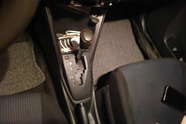 Used Toyota YARiS L Zhi Xuan 2015 1.5E Automatic Charm Edition Gear Lever