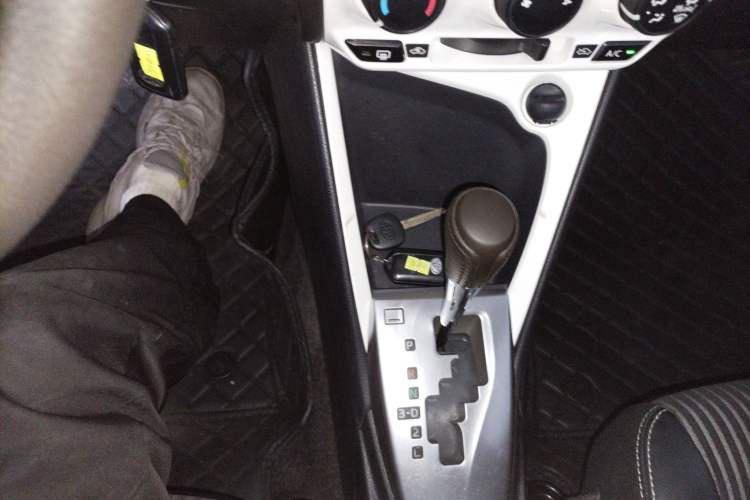 Used Toyota YARiS L Zhi Xuan 2015 1.5G Automatic Xuan Dong Sunroof Special Edition Gear Lever
