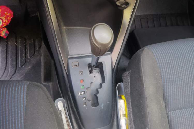Used Toyota YARiS L Zhi Xuan 2015 1.5E Automatic Charm Edition Gear Lever