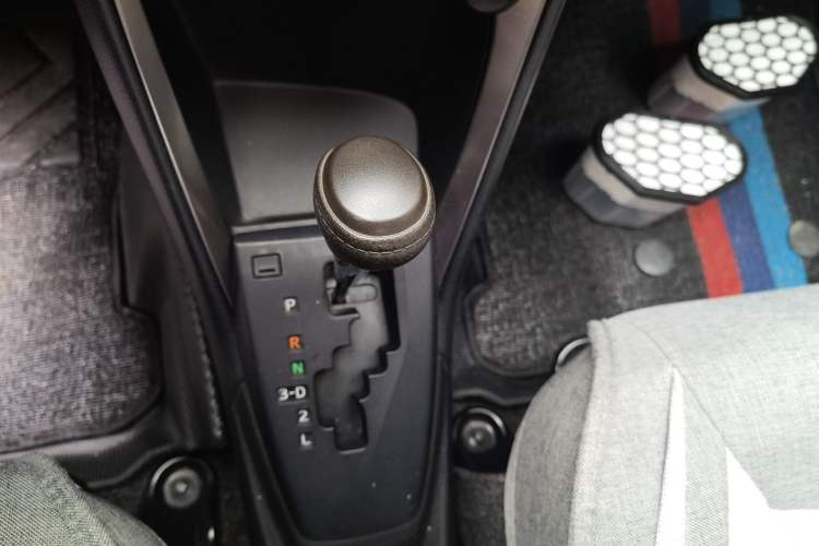 Used Toyota YARiS L Zhi Xuan 2015 1.5E Automatic Charm Edition Gear Lever