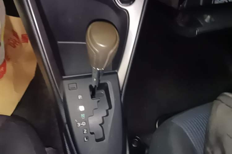 Used Toyota YARiS L Zhi Xuan 2015 1.5E Automatic Charm Edition Gear Lever