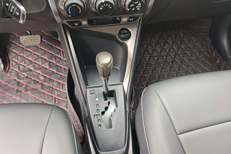 Used Toyota YARiS L Zhi Xuan 2015 1.5E Automatic Charm Edition Gear Lever