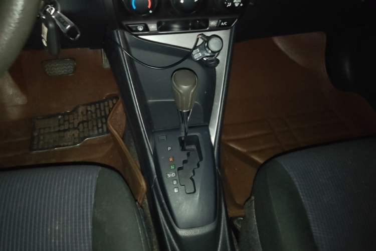 Used Toyota YARiS L Zhi Xuan 2015 1.5E Automatic Charm Edition Gear Lever
