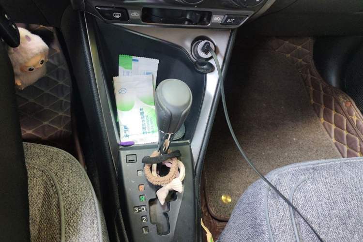 Used Toyota YARiS L Zhi Xuan 2015 1.5E Automatic Charm Edition Gear Lever