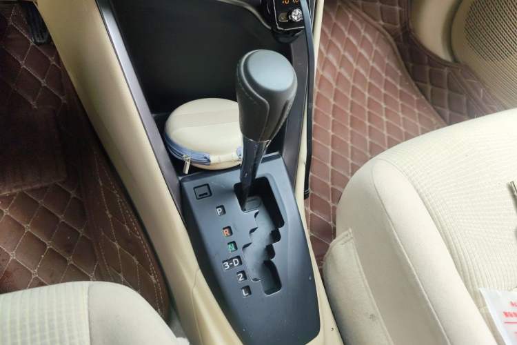 Used Toyota YARiS L Zhi Xuan 2015 1.5E Automatic Charm Edition Gear Lever