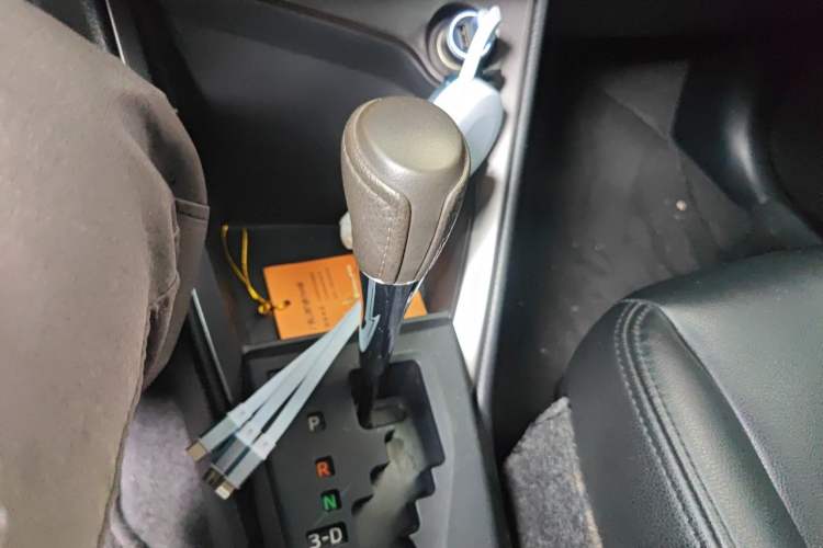 Used Toyota YARiS L Zhi Xuan 2015 1.5E Automatic Charm Edition Gear Lever