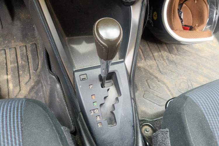 Used Toyota YARiS L Zhi Xuan 2015 1.5E Automatic Charm Edition Gear Lever