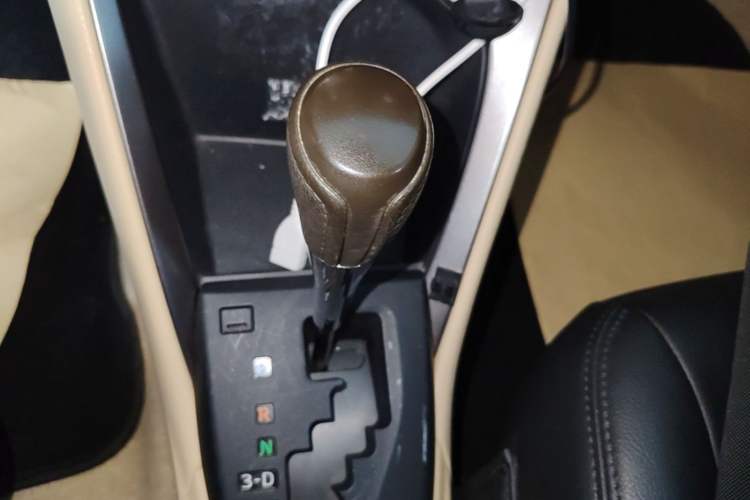 Used Toyota YARiS L Zhi Xuan 2015 1.5E Automatic Charm Edition Gear Lever