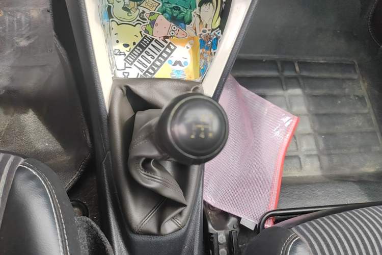 Used Toyota YARiS L Zhi Xuan 2015 1.5G Manual Xuan Dong Sunroof Special Edition Gear Lever