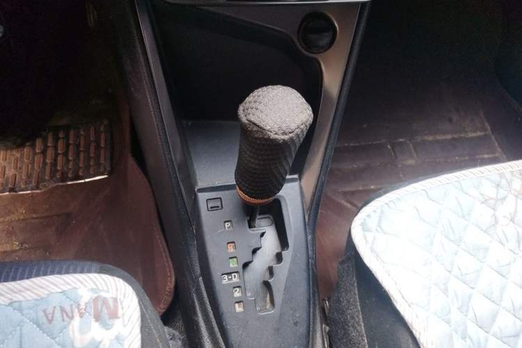 Used Toyota YARiS L Zhi Xuan 2015 1.5E Automatic Charm Edition Gear Lever