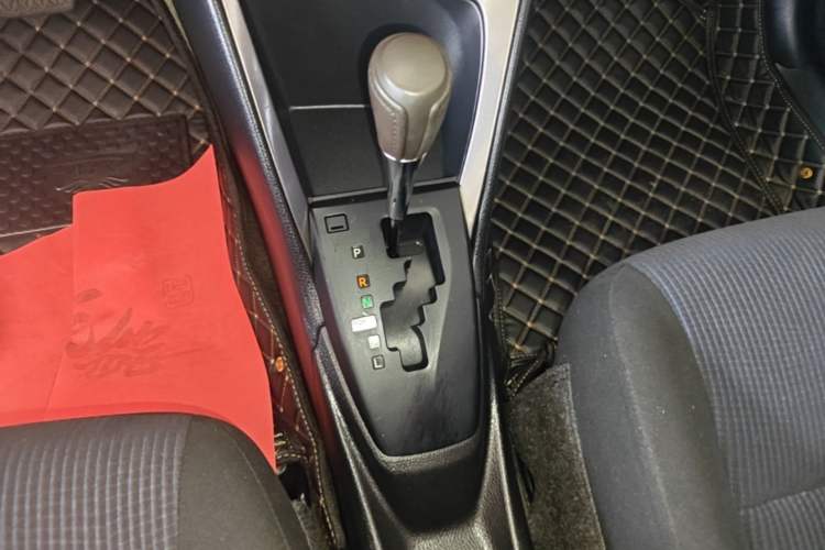 Used Toyota YARiS L Zhi Xuan 2015 1.5E Automatic Charm Edition Gear Lever