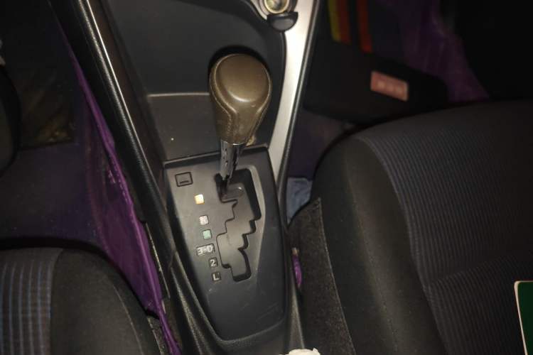 Used Toyota YARiS L Zhi Xuan 2015 1.5E Automatic Charm Edition Gear Lever