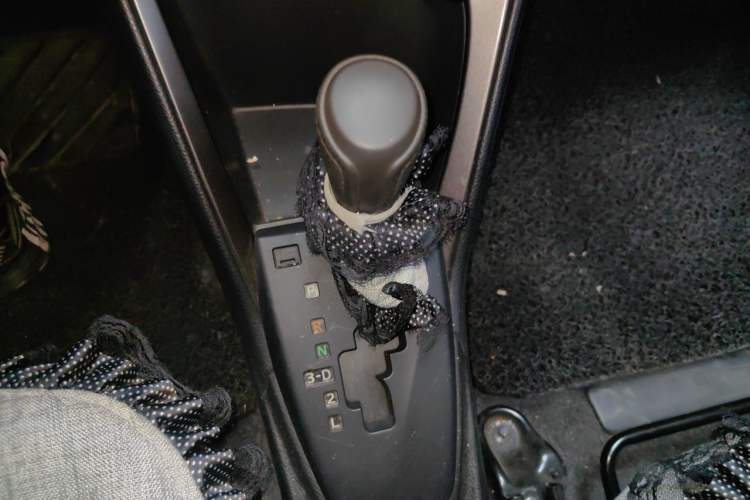 Used Toyota YARiS L Zhi Xuan 2015 1.5E Automatic Charm Edition Gear Lever