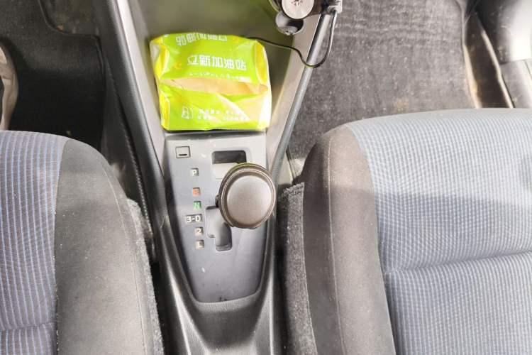 Used Toyota YARiS L Zhi Xuan 2015 1.5E Automatic Charm Edition Gear Lever