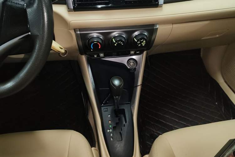 Used Toyota YARiS L Zhi Xuan 2015 1.5E Automatic Charm Edition Gear Lever