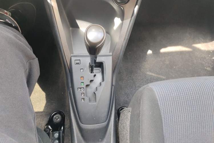 Used Toyota YARiS L Zhi Xuan 2015 1.5E Automatic Charm Edition Gear Lever