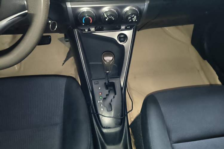 Used Toyota YARiS L Zhi Xuan 2015 1.5E Automatic Charm Edition Gear Lever
