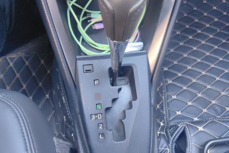 Used Toyota YARiS L Zhi Xuan 2015 1.5E Automatic Charm Edition Gear Lever