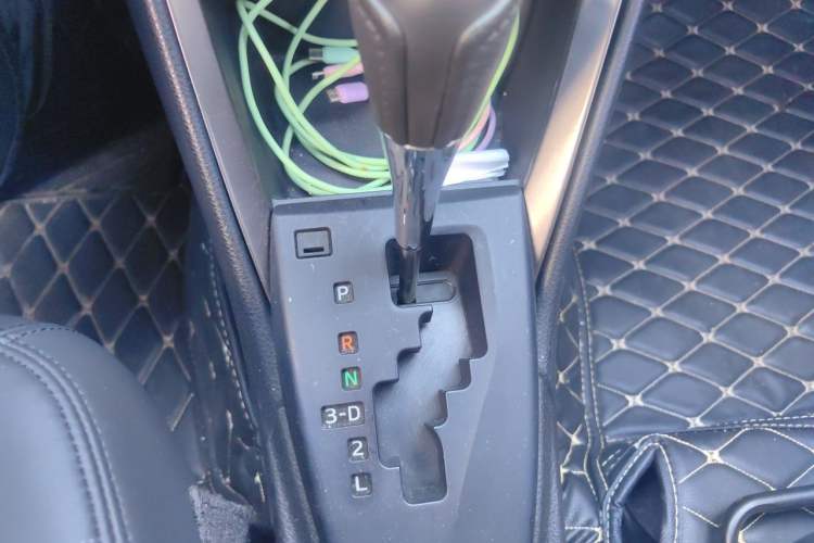 Used Toyota YARiS L Zhi Xuan 2015 1.5E Automatic Charm Edition Gear Lever