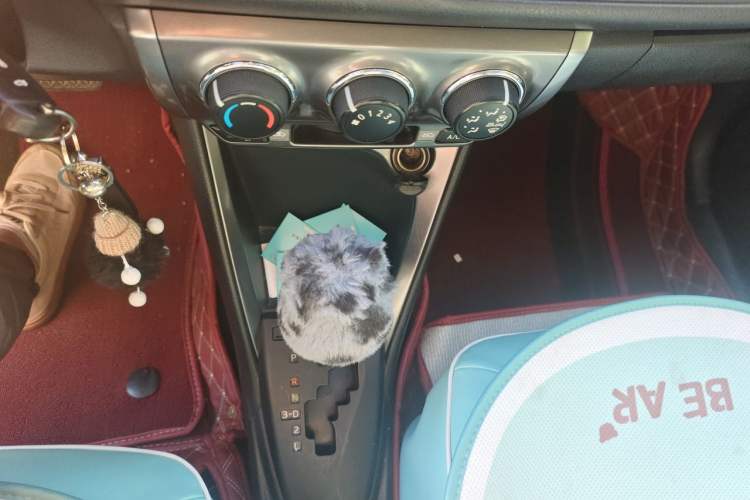Used Toyota YARiS L Zhi Xuan 2015 1.5E Automatic Charm Edition Gear Lever