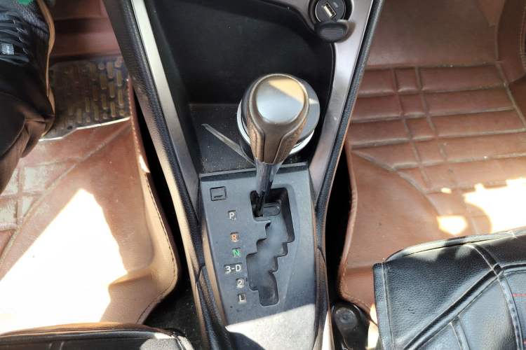 Used Toyota YARiS L Zhi Xuan 2015 1.5E Automatic Charm Edition Gear Lever