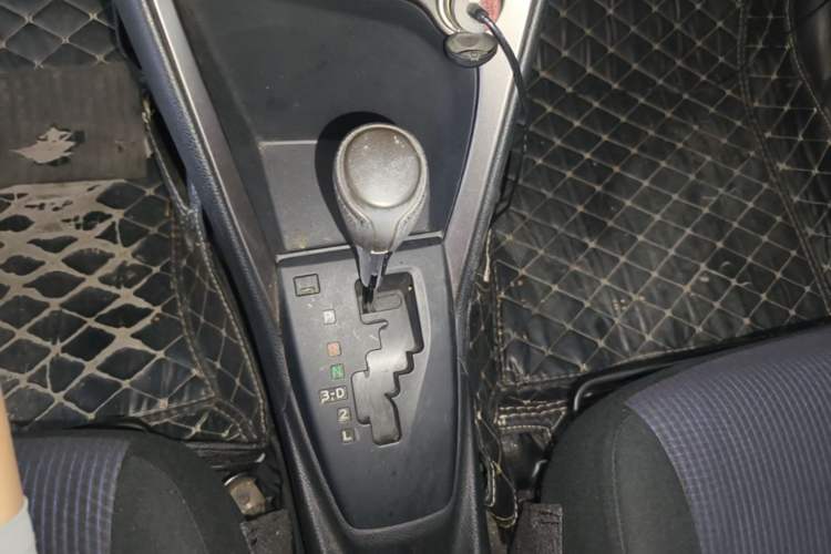 Used Toyota YARiS L Zhi Xuan 2015 1.5E Automatic Charm Edition Gear Lever