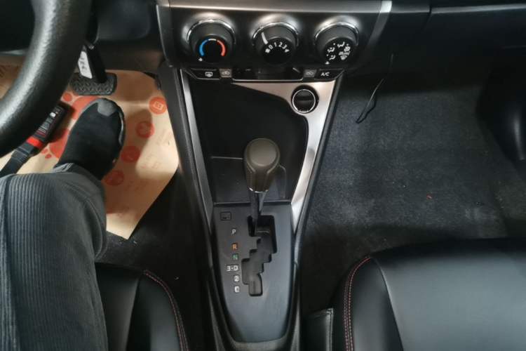 Used Toyota YARiS L Zhi Xuan 2015 1.5E Automatic Charm Edition Gear Lever