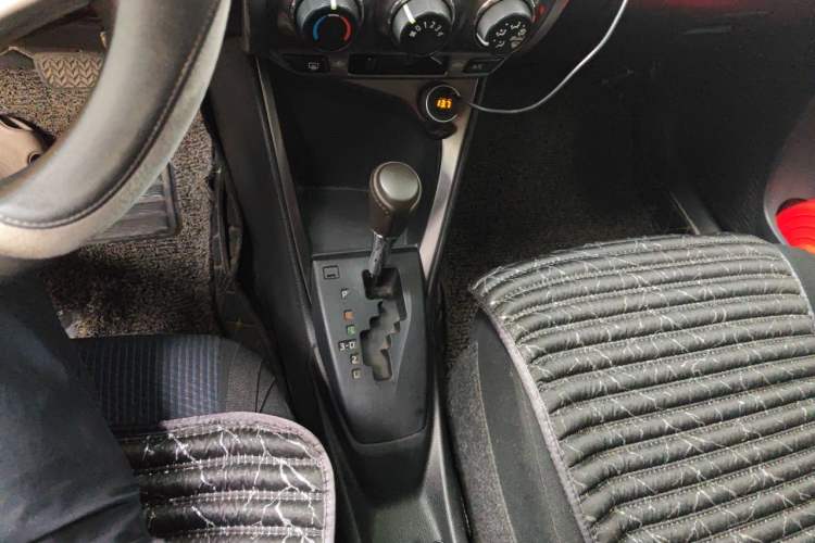 Used Toyota YARiS L Zhi Xuan 2015 1.5E Automatic Charm Edition Gear Lever