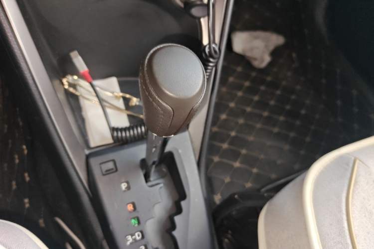 Used Toyota YARiS L Zhi Xuan 2015 1.5E Automatic Charm Edition Gear Lever