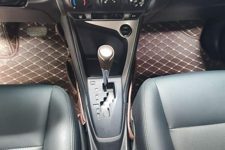 Used Toyota YARiS L Zhi Xuan 2015 1.5E Automatic Charm Edition Gear Lever