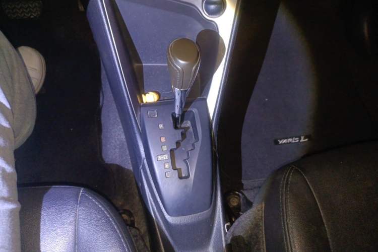 Used Toyota YARiS L Zhi Xuan 2015 1.5E Automatic Charm Edition Gear Lever
