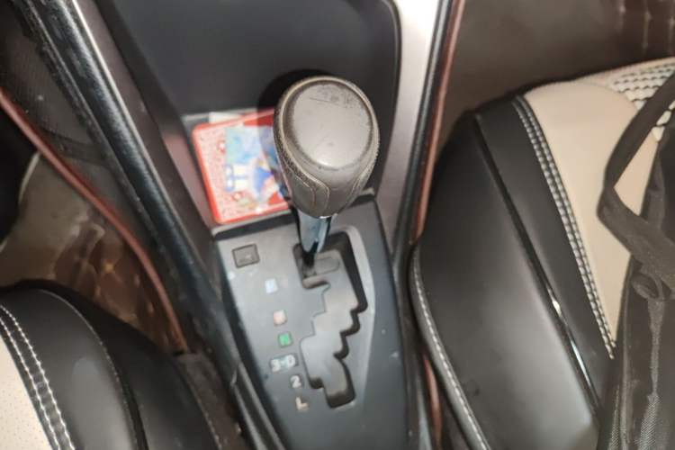 Used Toyota YARiS L Zhi Xuan 2015 1.5E Automatic Charm Edition Gear Lever