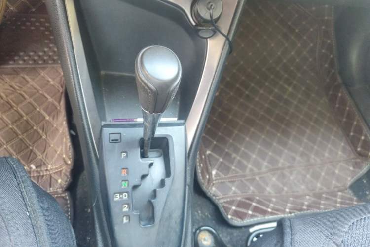 Used Toyota YARiS L Zhi Xuan 2015 1.5E Automatic Charm Edition Gear Lever